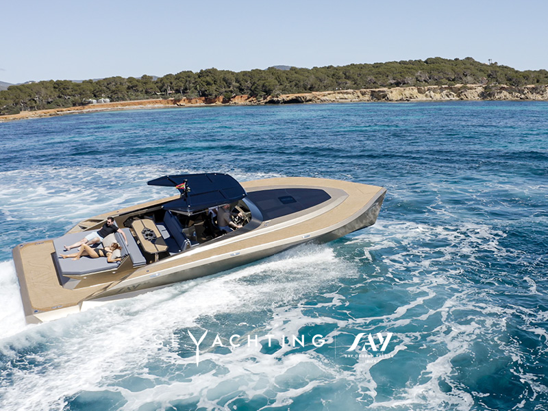 Private Superboat Transfer Ibiza - Mallorca6